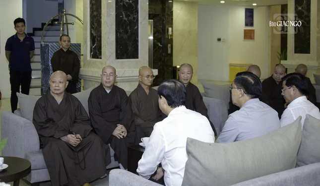 Hòa thượng Thích Lệ Trang cùng chư tôn đức đón tiếp đoàn