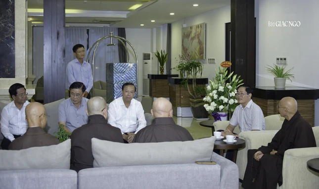 Quý lãnh đạo cùng chư tôn đức trao đổi các thông tin liên quan đến lễ tưởng niệm cầu siêu tại Nghĩa trang Liệt sĩ Hàng Dương