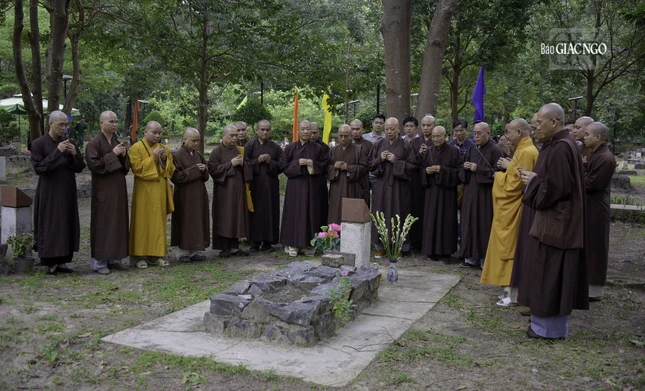 Chư tôn đức niêm hương tưởng niệm