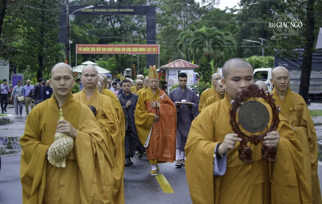 Cung nghinh Hòa thượng sám chủ