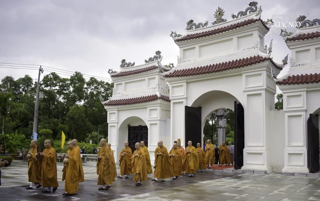 Tam quan Đền thờ Côn Đảo