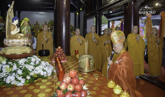 Hòa thượng Thích Lệ Trang, Trưởng ban Nghi lễ T.Ư sám chủ cử hành nghi thức bạch Phật, khai kinh