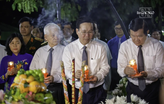 Chủ tịch nước Võ Văn Thưởng cùng nguyên Chủ tịch nước Nguyễn Minh Triết, nguyên Chủ tịch nước Trương Tấn Sang dâng nến tại mộ phần liệt sĩ Võ Thị Sáu