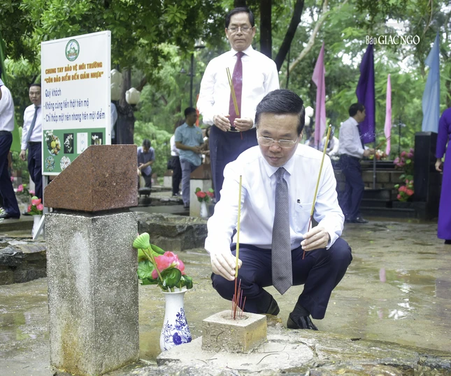 Chủ tịch nước Võ Văn Thưởng thắp hương tại mộ phần các anh hùng liệt sĩ