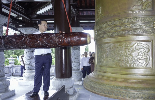 Chủ tịch nước Võ Văn Thưởng gióng chuông tưởng niệm tại lầu chuông ở Đền thờ Côn Đảo