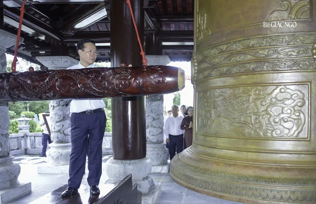Chủ tịch nước Võ Văn Thưởng gióng chuông tưởng niệm tại lầu chuông ở Đền thờ Côn Đảo