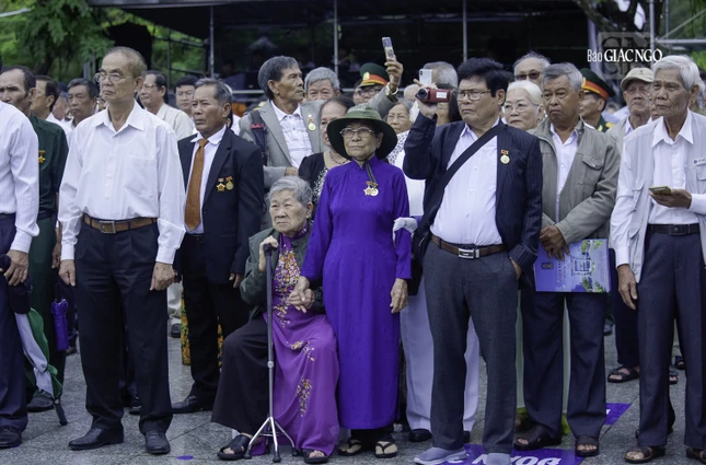 Các cựu tù Côn Đảo về dâng hương