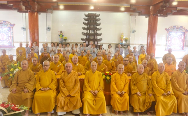 Các hành giả chụp hình lưu niệm