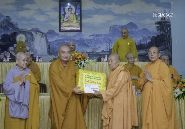 Thượng tọa Thích Trung Nguyện trao phẩm vật cúng dường đến hạ trường tịnh xá Ngọc Phương