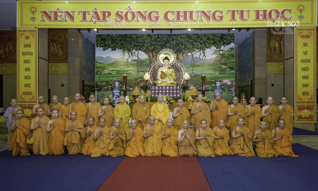 Các hành giả tại hạ trường Pháp viện Minh Đăng Quang chụp ảnh lưu niệm