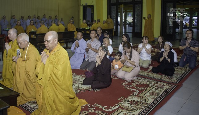 Một gia đình Phật tử đang thực hiện nghi thức tác pháp cúng dường đến các hành giả dưới sự hướng dẫn của Ban Chức sự hạ trường chùa Vĩnh Nghiêm