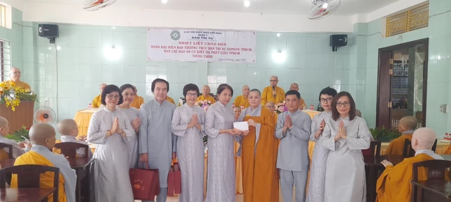 Trao tịnh tài cúng dường