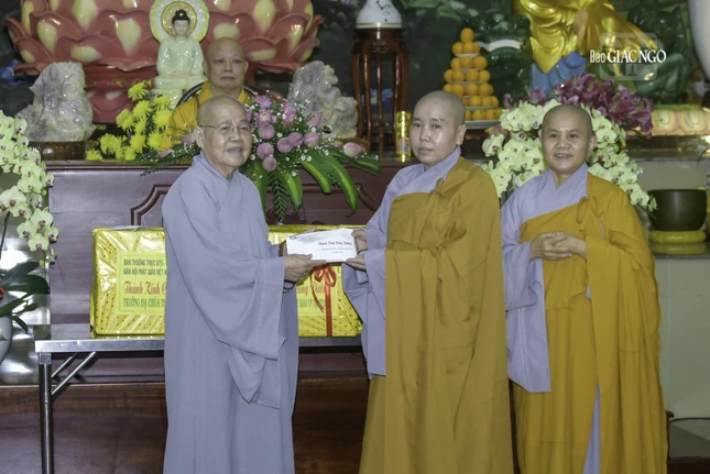 Ni trưởng Thích nữ Từ Nhẫn trao tịnh tài cúng dường đến hạ trường chùa Thanh Tâm