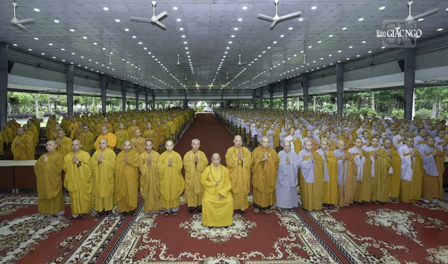 Hơn 1.000 hành giả an cư tại Học viện Phật giáo VN tại TP.HCM chụp hình lưu niệm cùng Hòa thượng Thích lệ Trang