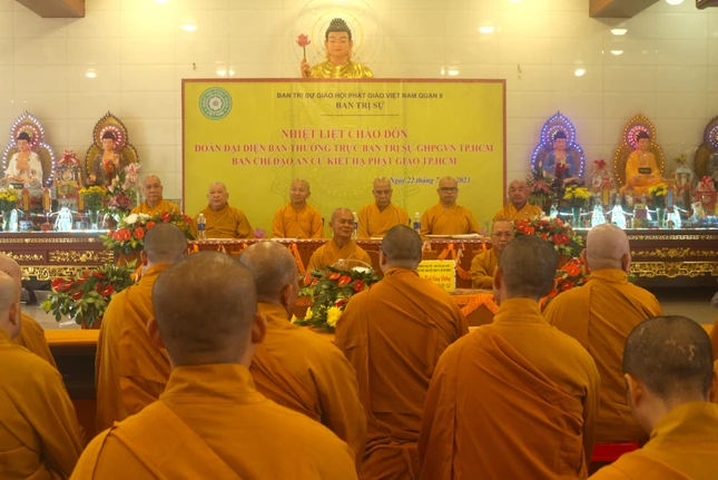 Hơn 50 hành giả tại hạ trường chùa Quan Âm (Q.8) đón tiếp đoàn Ban Thường trực Ban Trị sự TP viếng thăm