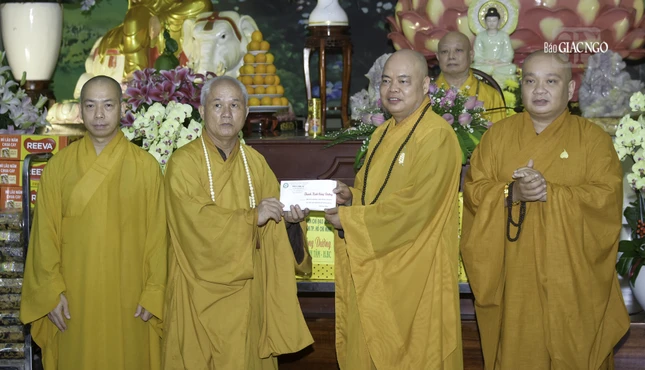 Thượng tọa Thích Thanh Phong trao tịnh tài cúng dường đến hạ trường