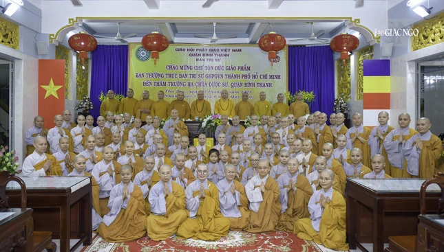 Các hành giả chụp hình lưu niệm