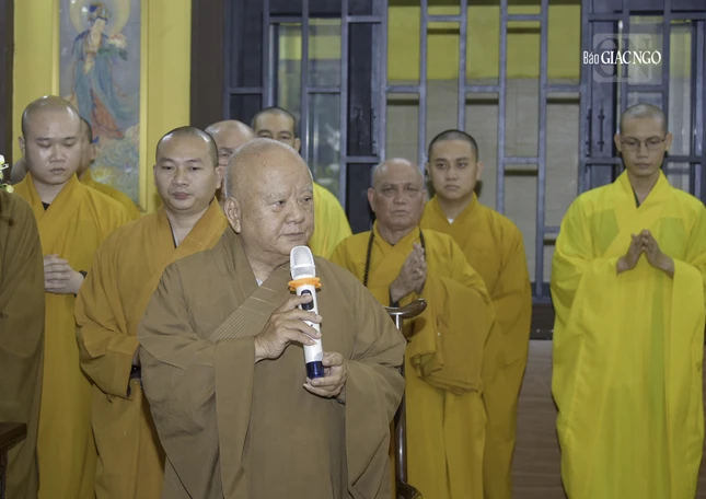 Hòa thượng Thích Thiện Minh cùng hành giả hạ trường chùa Long Bửu (Q.4) đón tiếp đoàn