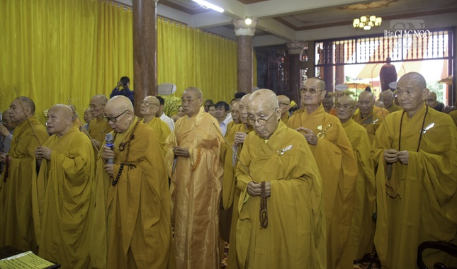 Chư tôn đức dâng hương tưởng niệm Giác linh Trưởng lão Hòa thượng Thích Thanh Sơn