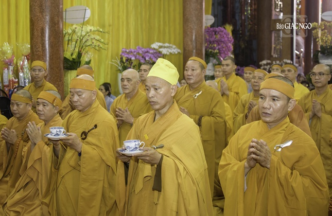 Thượng tọa Thích Minh Quang, Trưởng ban Trị sự Phật giáo Q.1, Trưởng pháp tử Trưởng lão Hòa thượng Thích Thanh Sơn cùng môn đồ pháp quyến