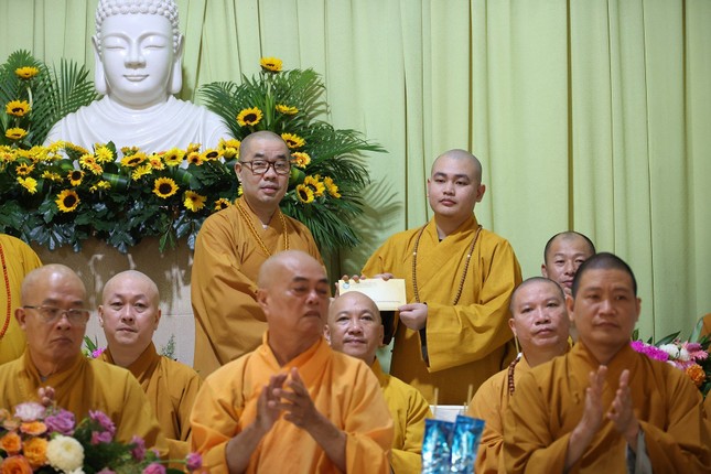 Đại diện đoàn cúng dường tịnh tài đến các hành giả hạ trường chùa Vĩnh tràng