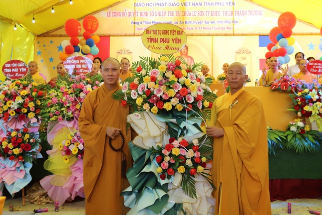 Đại đức Thích Nguyên Minh, Ủy viên Hội đồng Trị sự, Phó Trưởng ban Thường trực Ban Trị sự tỉnh tặng hao chúc mừng