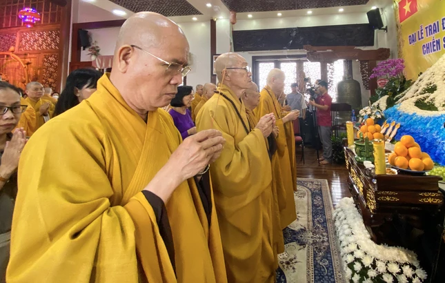 Chư tôn đức dâng hương tưởng niệm cán bộ, chiến sĩ, đồng bào qua đời trong đại dịch Covid-19