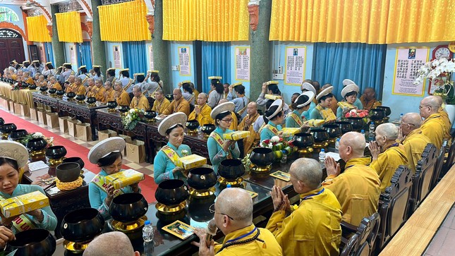 Dâng y cúng dường