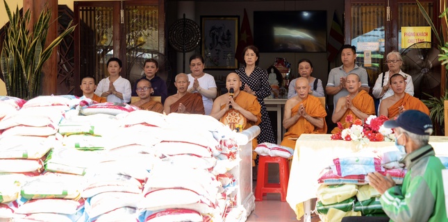 Chư Tăng chúc phúc đến người dân