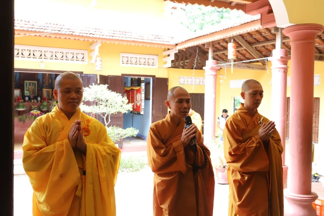 Đại đức Thích Chúc Phát tác bạch cúng dường