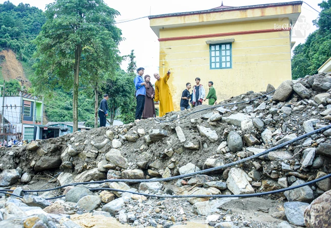 Thượng tọa Thích Minh Huy và Ni trưởng Thích nữ Từ Nhẫn hỏi thăm một hộ gia đình có người thân mất trong đợt lũ vừa qua
