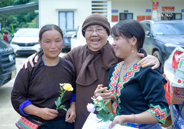 Niềm hoan hỷ trên khuôn mặt của người cho và nhận