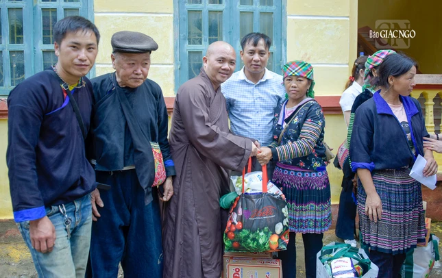 Thượng tọa Thích Nguyên Chiếu tặng quà