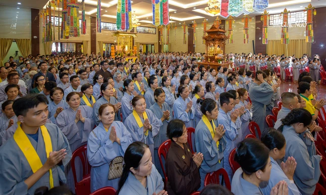 Đông đảo Phật tử tham dự trang nghiêm