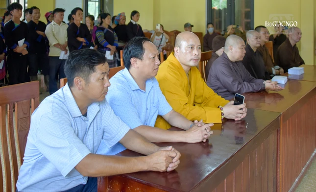 Các thành viên Ban Kinh tế - Tài chính T.Ư, Ban Từ thiện xã hội Phật giáo TP.HCM, Ban Trị sự Phật giáo tỉnh Yên Bái và lãnh đạo chính quyền H.Mù Cang Chải trong buổi tặng quà