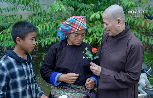 Bên cạnh những phần quà thì chư Tăng Ni còn trao tặng những bông hoa tinh thần nhân dịp lễ Vu lan - Báo hiếu đến người dân nơi đây