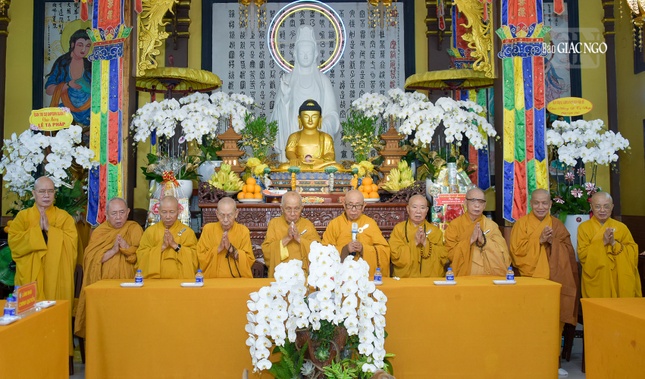 Chư tôn đức chứng minh