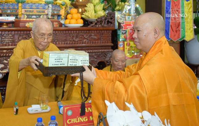 Trưởng lão Hòa thượng Thích Tịnh Hạnh trao sổ an cư kiết hạ đến Thượng tọa Thích Minh Bảo