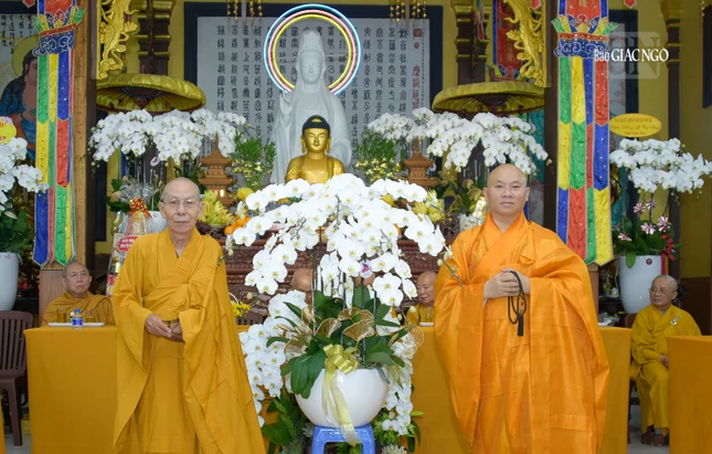 Hòa thượng Thích Thiện Đức tặng hoa chúc mừng của Ban Trị sự GHPGVN TP.HCM