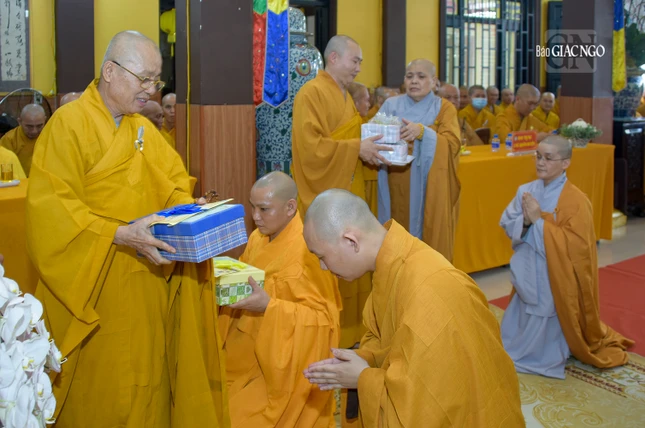 Ban Chức sự hạ trường trao các phần quà đến các Tăng Ni tiêu biểu trong 3 tháng an cư