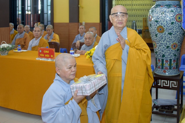 Ni trưởng Thích nữ Hạnh Ngọc trao phần thưởng