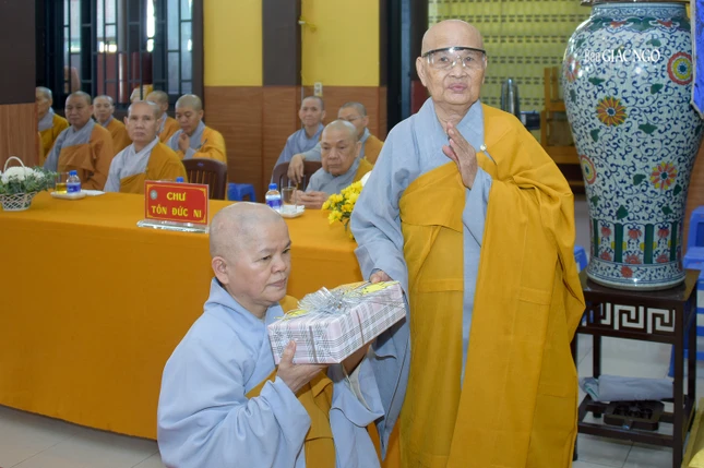 Ni trưởng Thích nữ Hạnh Ngọc trao phần thưởng