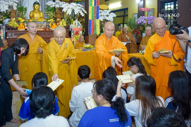 Ban Trị sự Phật giáo Q.4 trao tặng 40 phần quà đến các em học sinh