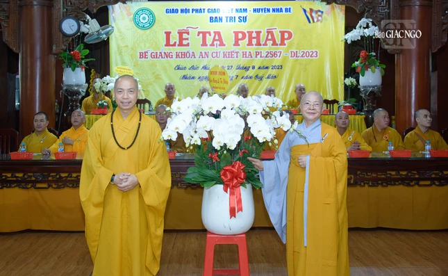 Ban Trị sự Phật giáo TP.HCM tặng hoa chúc mừng