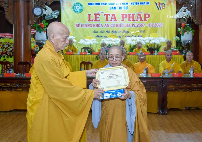 Hòa thượng Thích Huệ Thành trao phần thưởng đến hành giả có nhiều phụng sự cho hạ trường