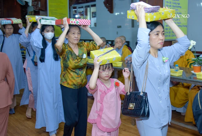 Các Phật tử dâng pháp y cúng dường