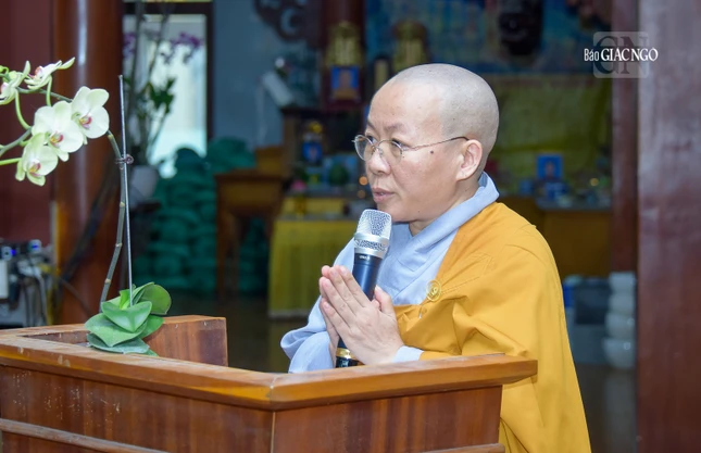 Sư cô Thích nữ Như Hòa báo cáo kết quả 3 tháng an cư