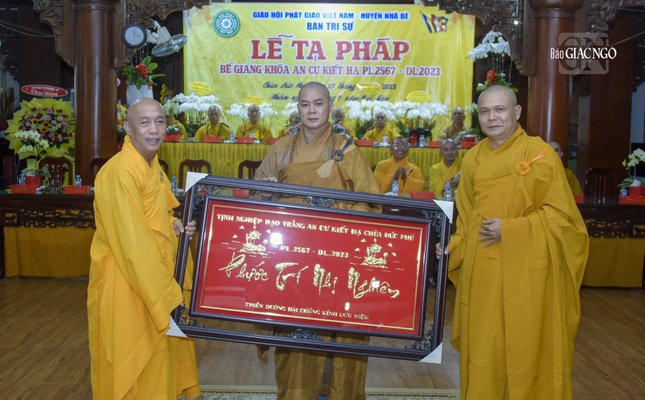 Dâng quà tri ân Ban Chức sự