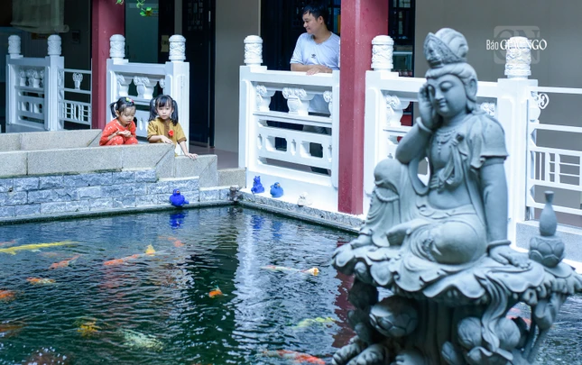 Bé Bông và bé Mịn được hòa nhập vào thế giới thanh tĩnh, bình yên nơi cửa Phật