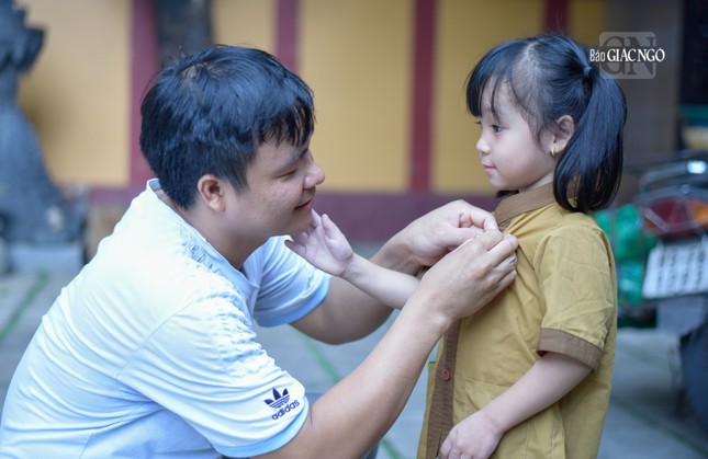 Anh Phạm Đăng Hùng (32 tuổi), ba bé Bông đang chỉnh sửa lại hoa hồng trên ngực của con gái